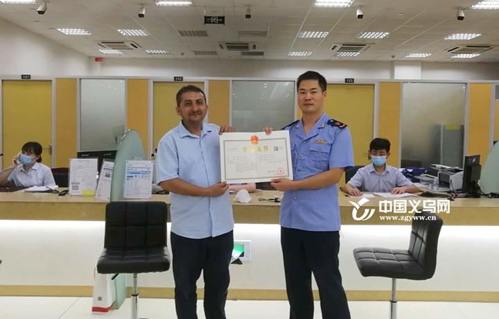 Abdul Rahman Ahmed mahyub Hassan (company owner) with the head of the immigration office at the opening of the company
                    عبد الرحمن أحمد مهيوب حسن (مالك الشركة) مع رئيس مكتب الهجرة عند افتتاح الشركة 